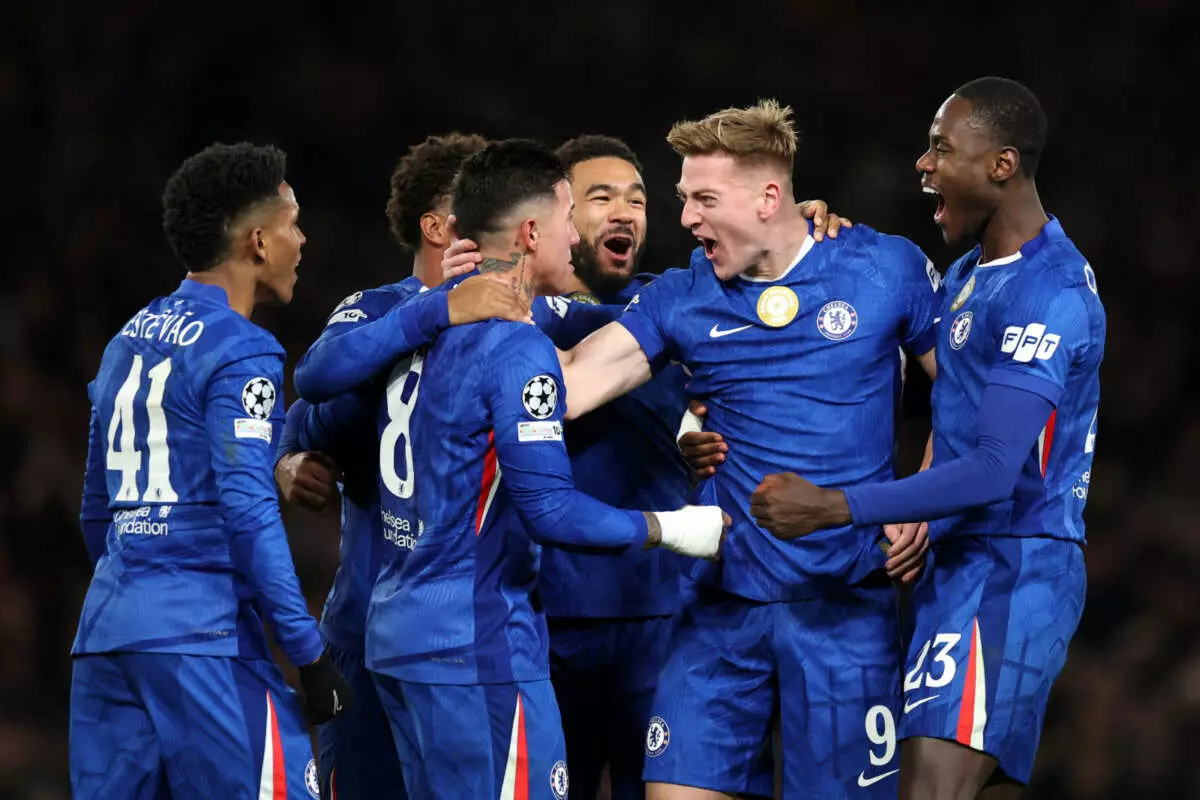 LONDRES, INGLAND - 25 DE NOVIEMBRE: Liam Delap del Chelsea celebra anotando el tercer gol de su equipo con compañeros durante el partido de la fase de grupos de la UEFA Champions League 2025/26 MD5 entre Chelsea FC y FC Barcelona en Stamford Bridge el 25 de noviembre de 2025 en Londres, Inglaterra. (Foto por Jan Kruger - UEFA/UEFA vía Getty Images)