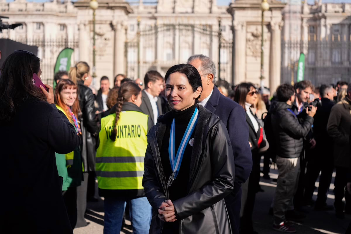 Ayuso es trasladada en ambulancia tras sentir mareos durante la misa de la Almudena | Noticias de Madrid