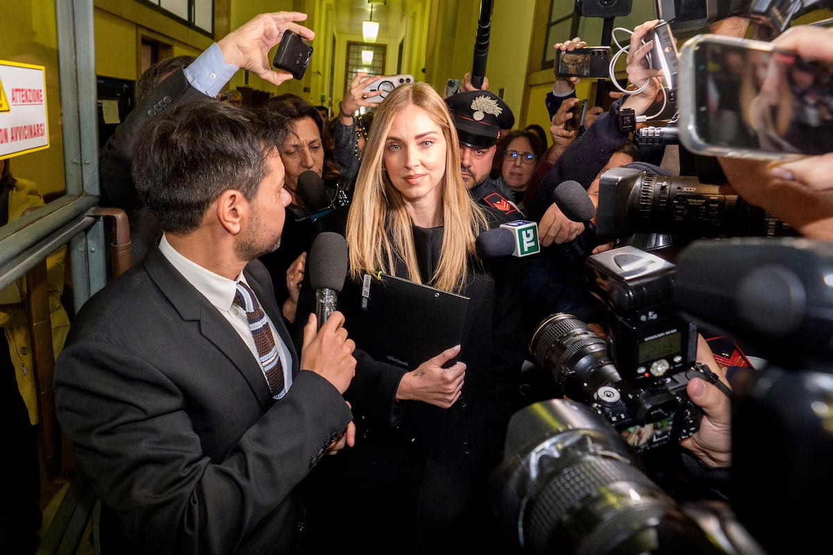 La fiscalía solicita una pena de 20 meses de cárcel para Chiara Ferragni, señalada por un delito de estafa agravada.