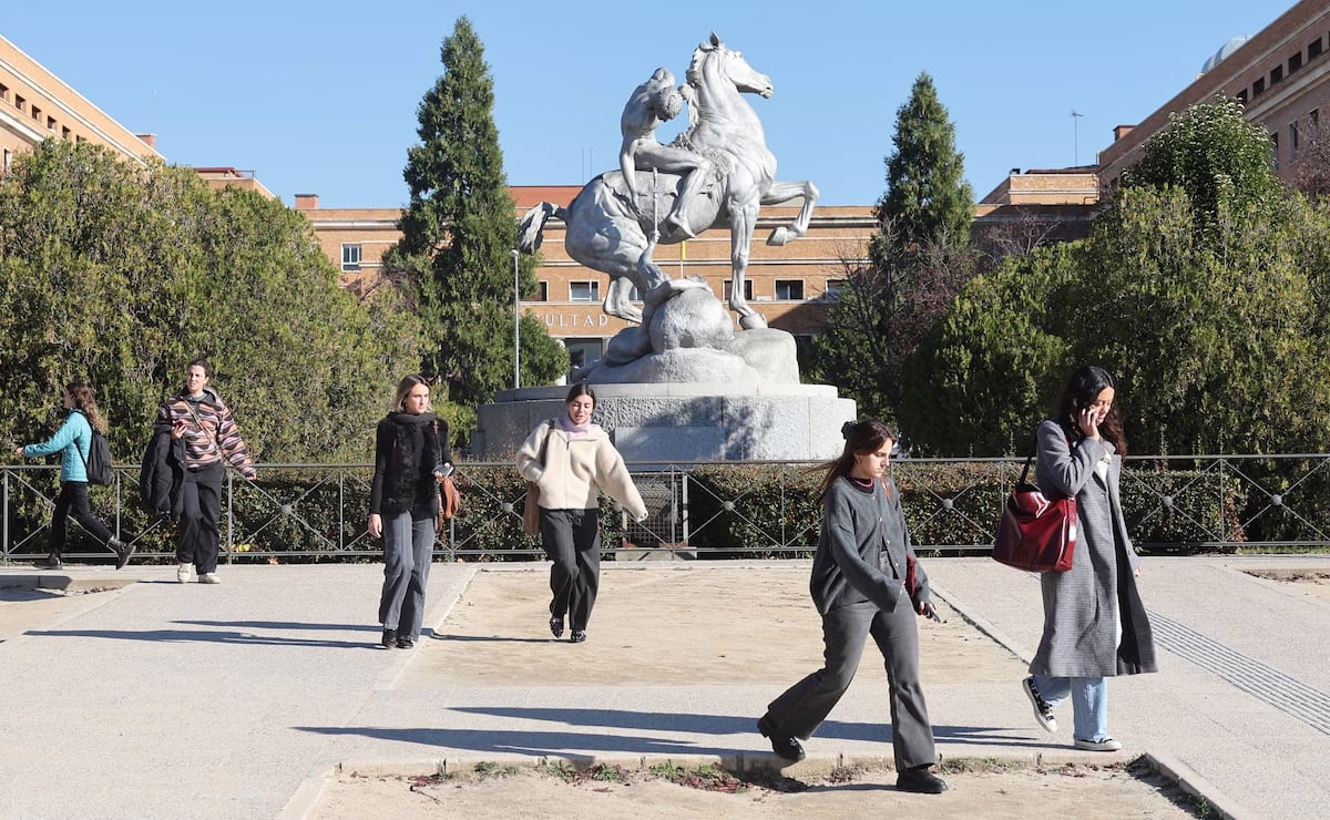 Los 26 decanos de la Universidad Complutense se oponen al modelo universitario de Ayuso: “Transforma el conocimiento en un producto y pone en riesgo la igualdad de acceso” | Educación