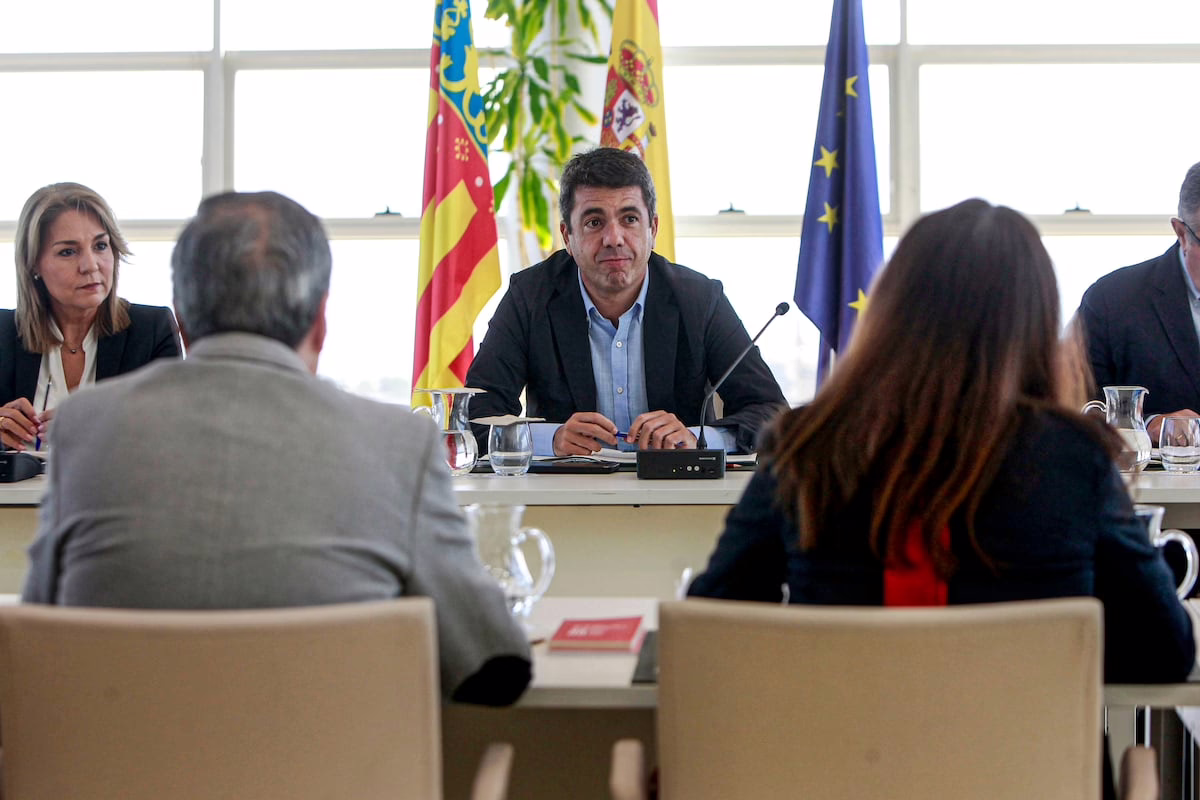 Las comunicaciones de Pradas con el equipo de Mazón, mencionadas por la jueza, ponen en aprietos al ‘president’ valenciano | España