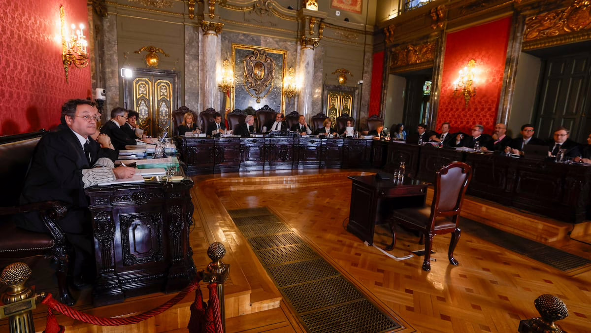 La principal agrupación de fiscales expresa su preocupación por las intentos de Sánchez de “coaccionar y desacreditar a los jueces” | España