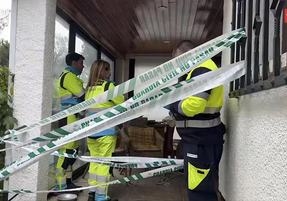 Descubren a dos individuos fallecidos con evidentes señales de violencia en Madrid.