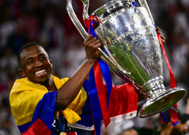 ¡VALORADO COMO UNA VERDADERA ESTRELLA! Willian Pacho amplió su contrato con el PSG.