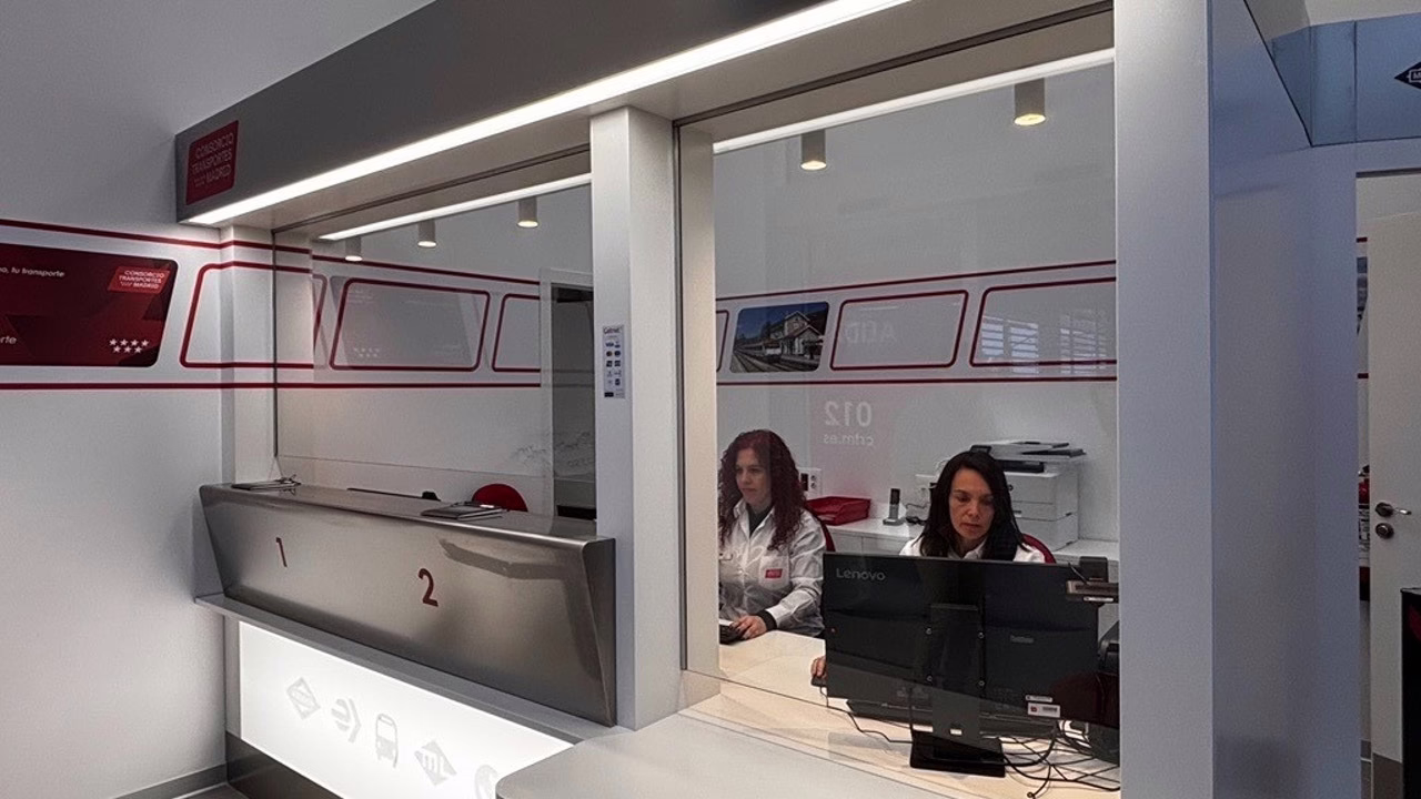 El Consorcio de Transportes de Madrid inaugura una oficina para la gestión de tarjetas de transporte en Alcorcón.