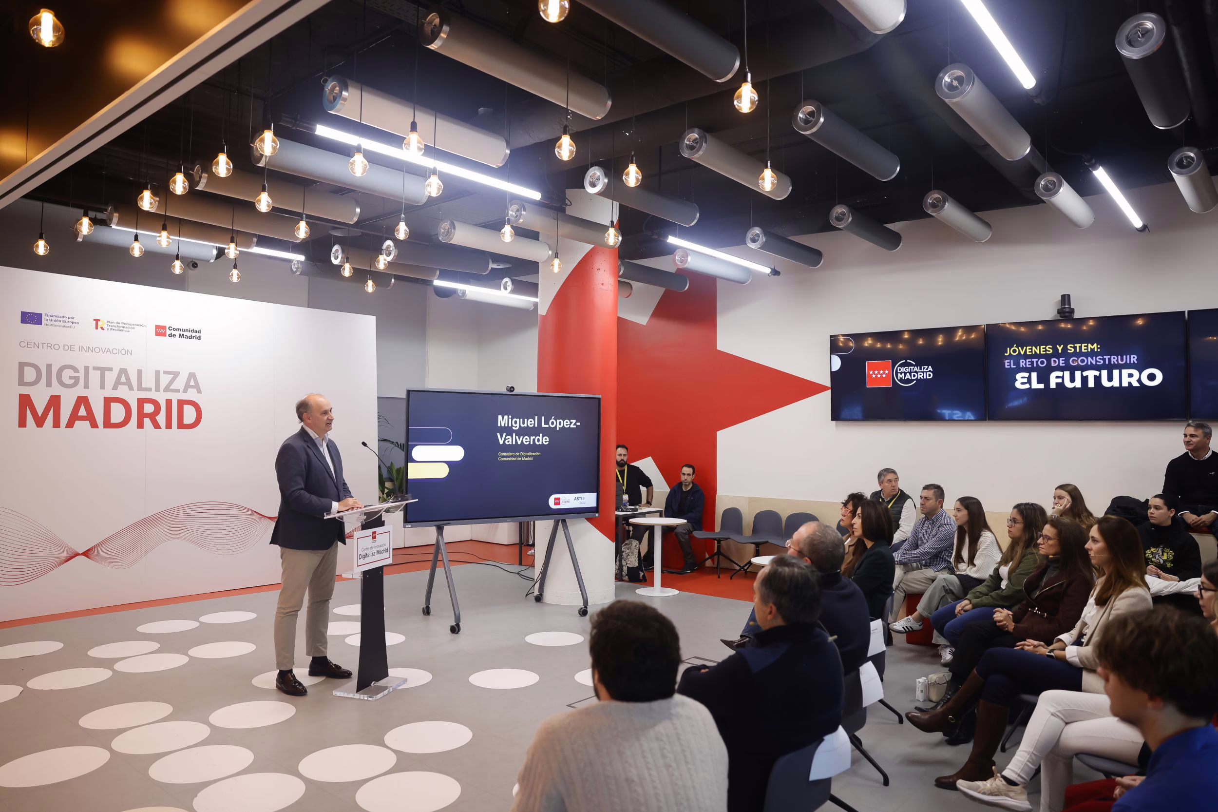 Comunidad de Madrid: Expansión de expertos en tecnología y promoción de carreras en STEM.