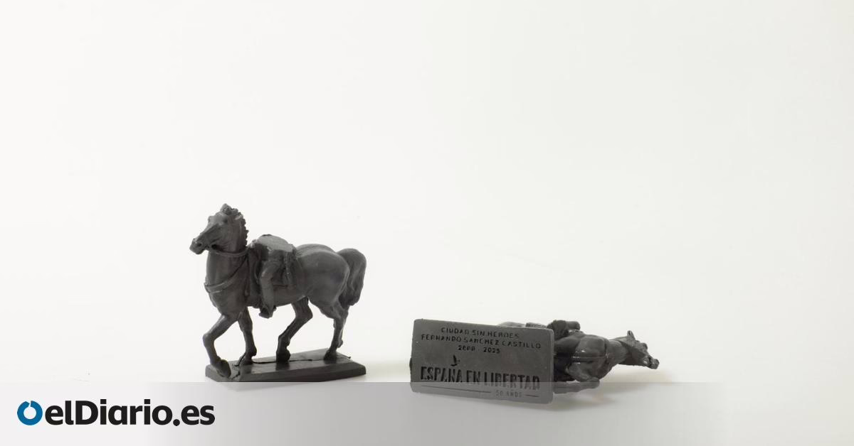Los 25,000 caballos sin Franco que un artista obsequia en el Círculo de Bellas Artes a cambio de un mensaje.