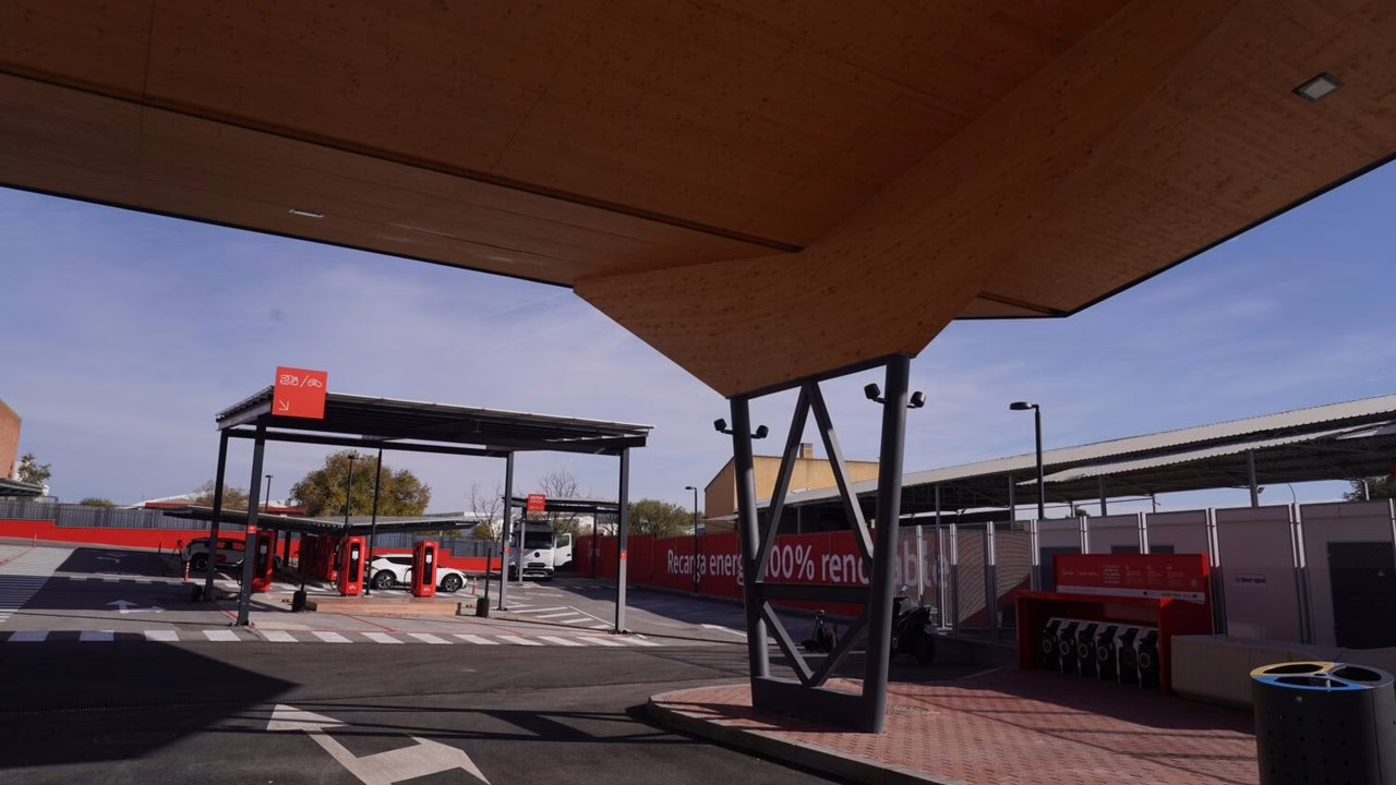 Madrid inaugura la electrolinera pública más grande de la ciudad en Vicálvaro.
