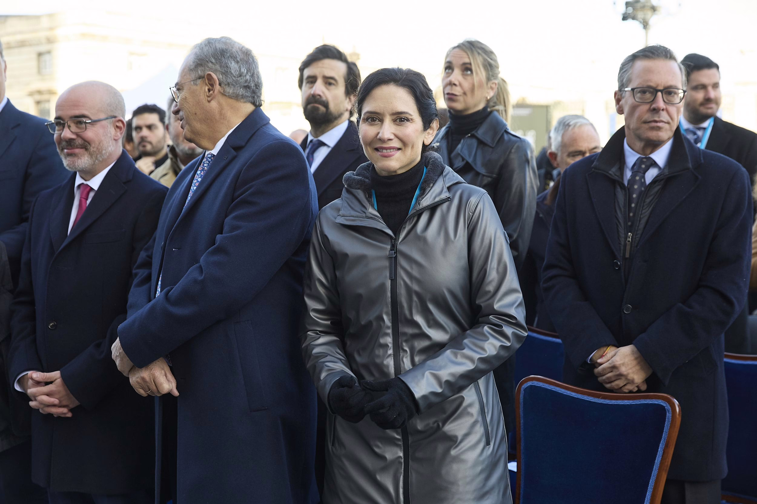 Políticos madrileños homenajean a la Virgen de la Almudena: un acto de unidad, solidaridad y justicia.