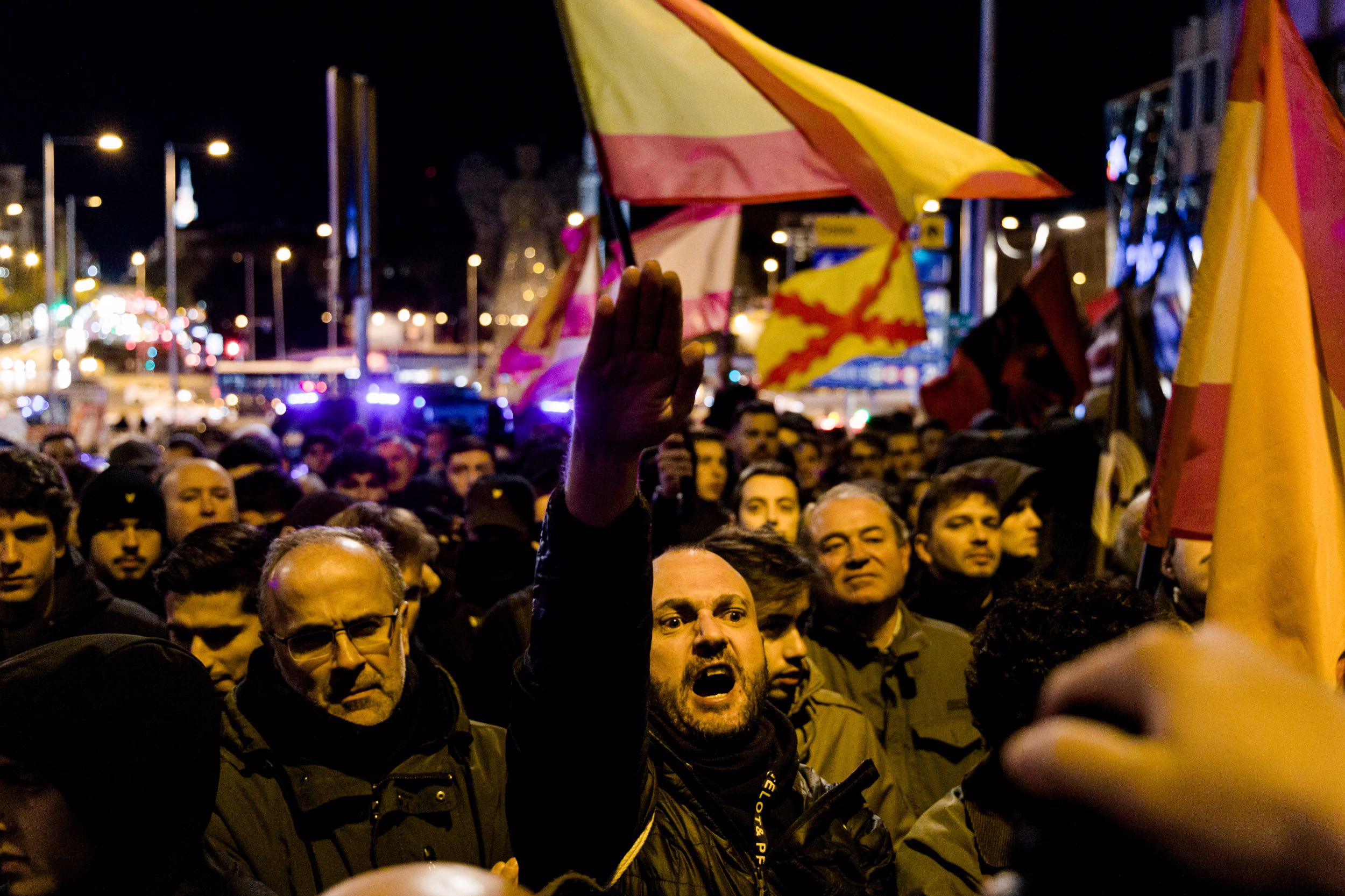 Gobierno de Madrid inicia investigaciones por discursos racistas durante la marcha de Falange.