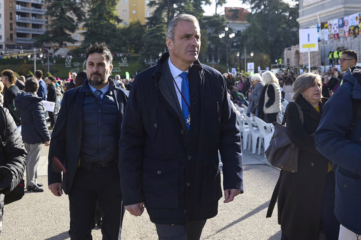 Ortega solicita a la Virgen de la Almudena que "libere a Madrid y a España del gobierno traidor y criminal de Sánchez."