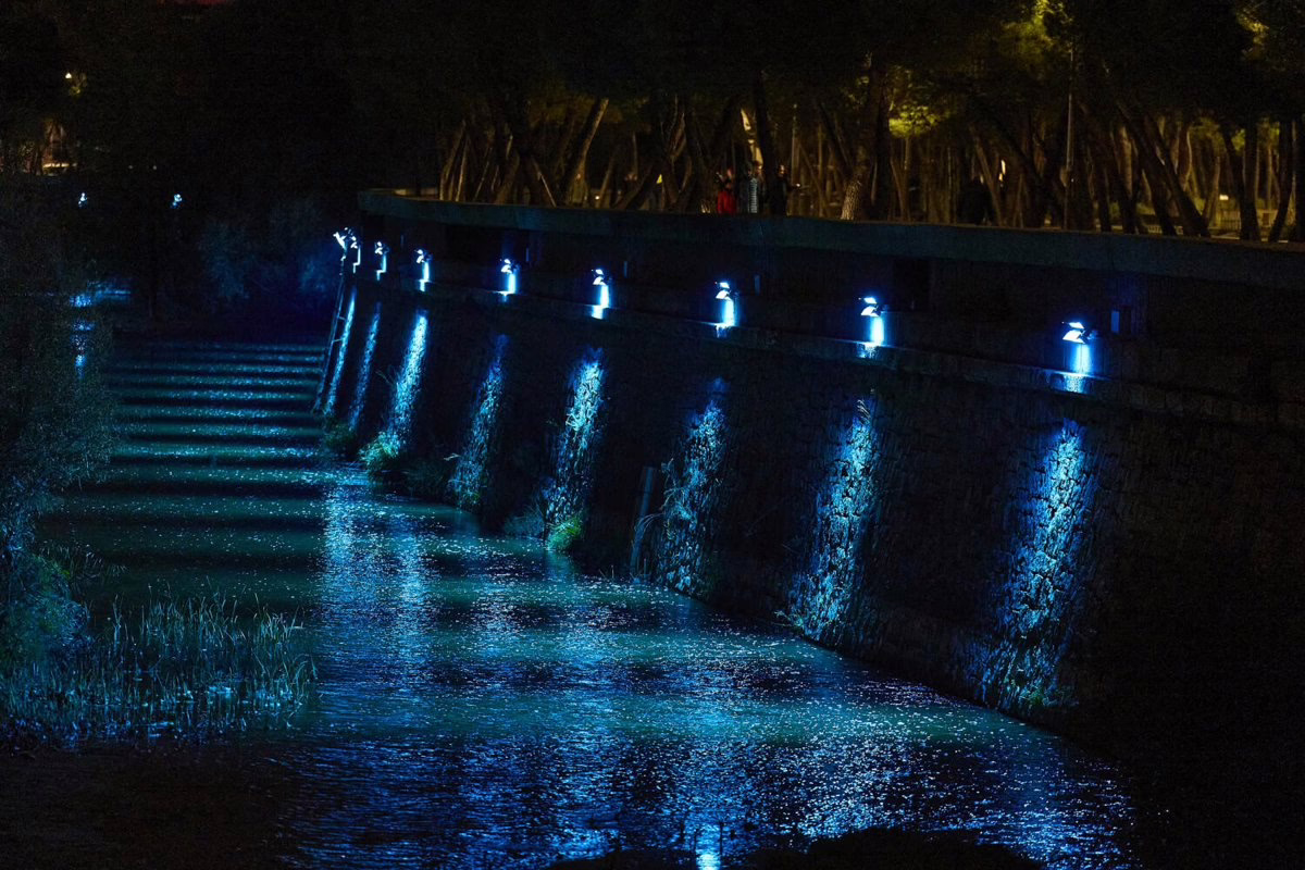 El área alrededor del río Manzanares presenta una nueva iluminación los fines de semana con la instalación de 61 proyectores LED.
