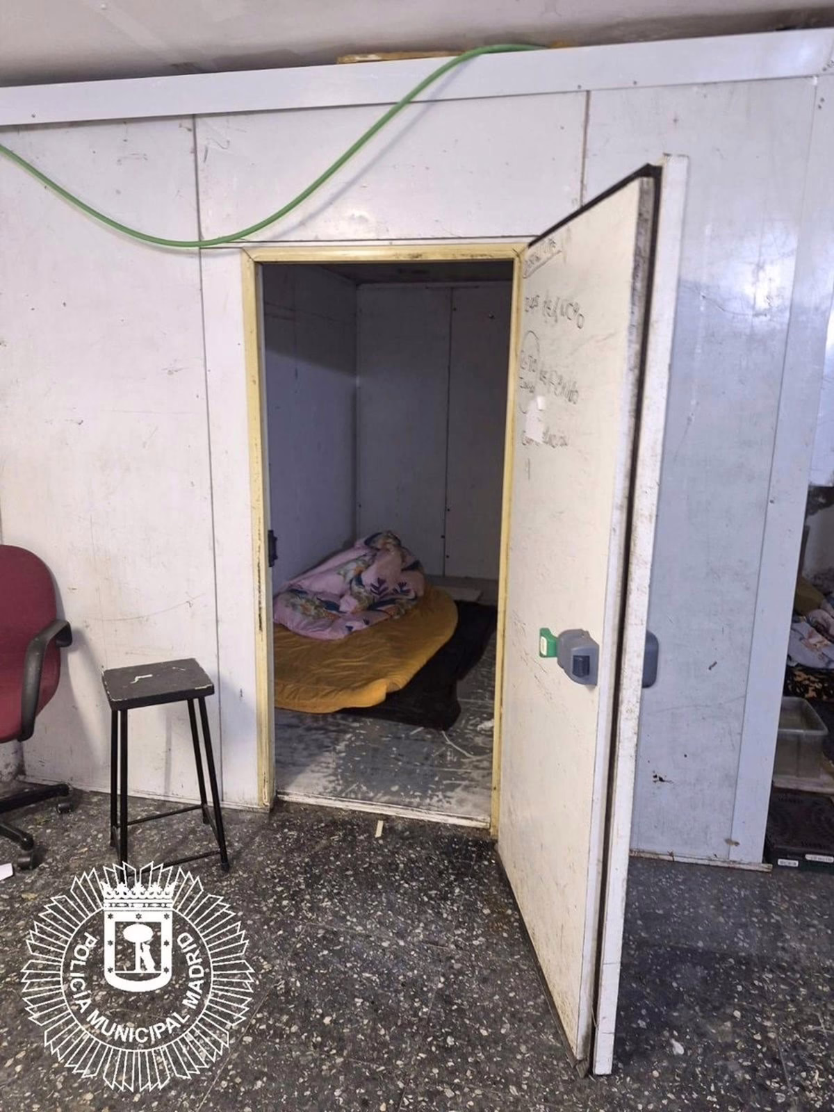 Detenido el responsable de un comercio en Puente de Vallecas por contratar a empleados en situación irregular.