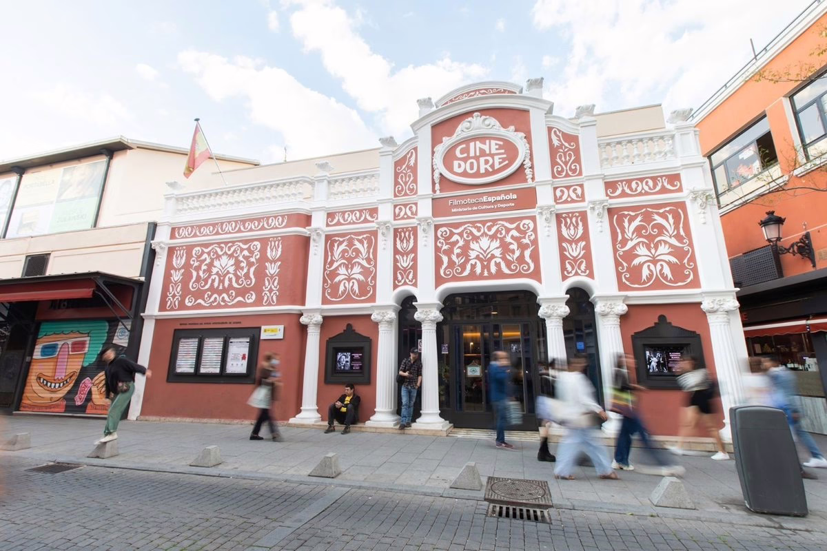 El emblemático Cine Doré celebra su centenario ofreciendo entradas gratuitas para disfrutar del séptimo arte mientras lleva a cabo trabajos de renovación.