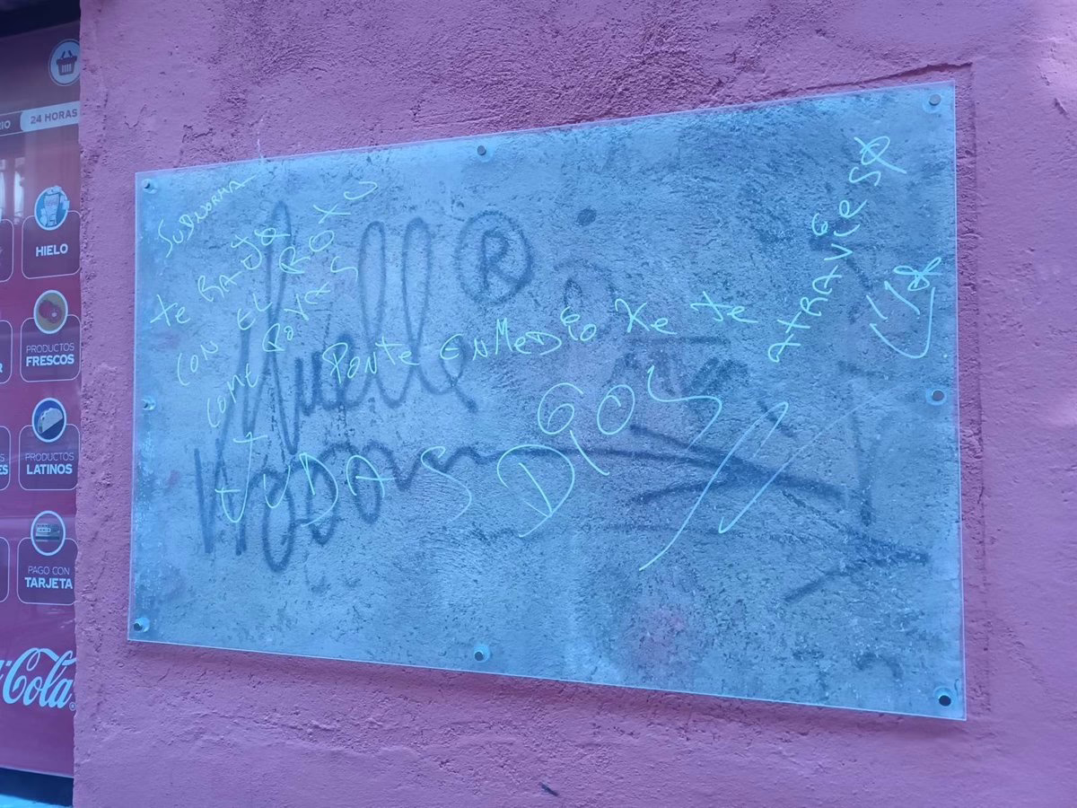 El legado de Muelle en la Cava Alta ha sido vandalizado con grafitis.