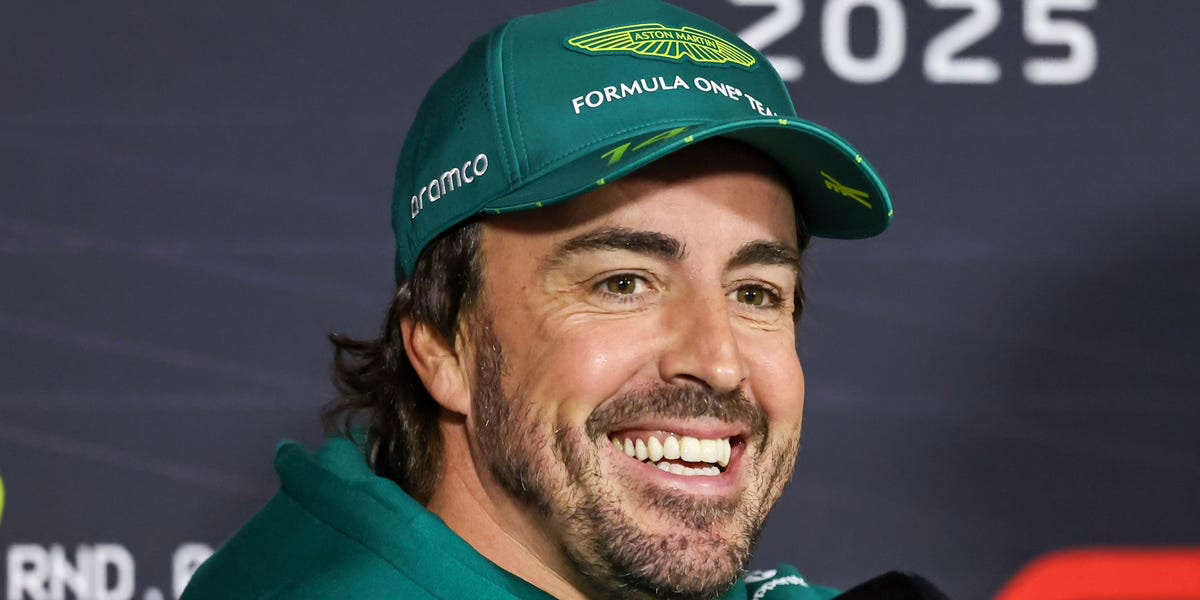 La figura de Aston Martin F1 compara la velocidad de Fernando Alonso y Max Verstappen: "Se parecen a Ayrton Senna"