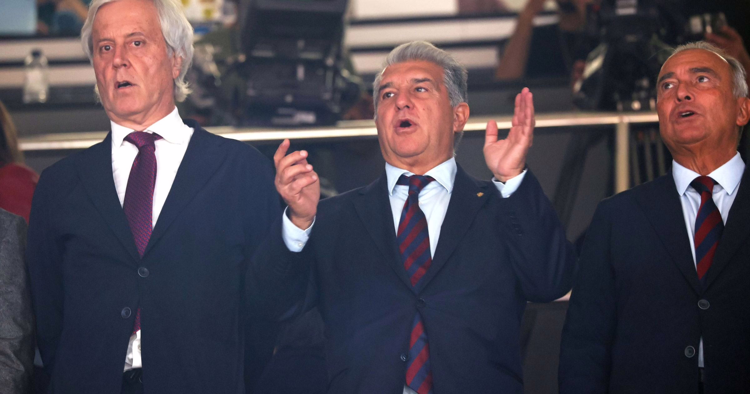 Euroliga 2025-26 | La afición del Barça se manifiesta tras el Clásico: Protesta con pañuelos pidiendo la destitución de Josep Cubells, sorprendiendo a Joan Laporta.
