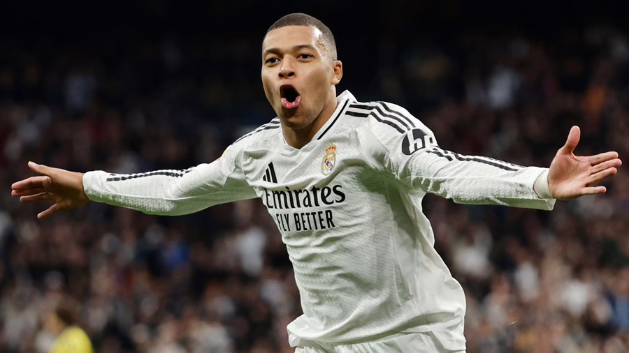 Mbappé festeja su Bota de Oro anotando dos goles contra el Valencia.
