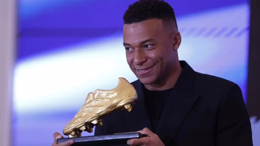 Mbappé es galardonado con la Bota de Oro.