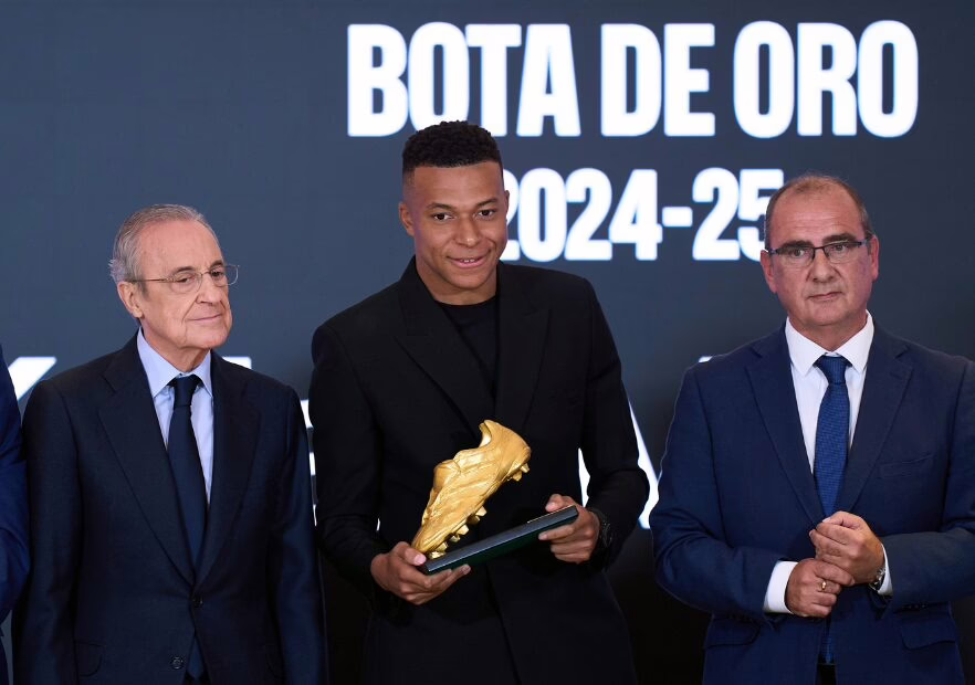 Aclamado como el número uno: La alegría de Kylian Mbappé al obtener la Bota de Oro con el Real Madrid.