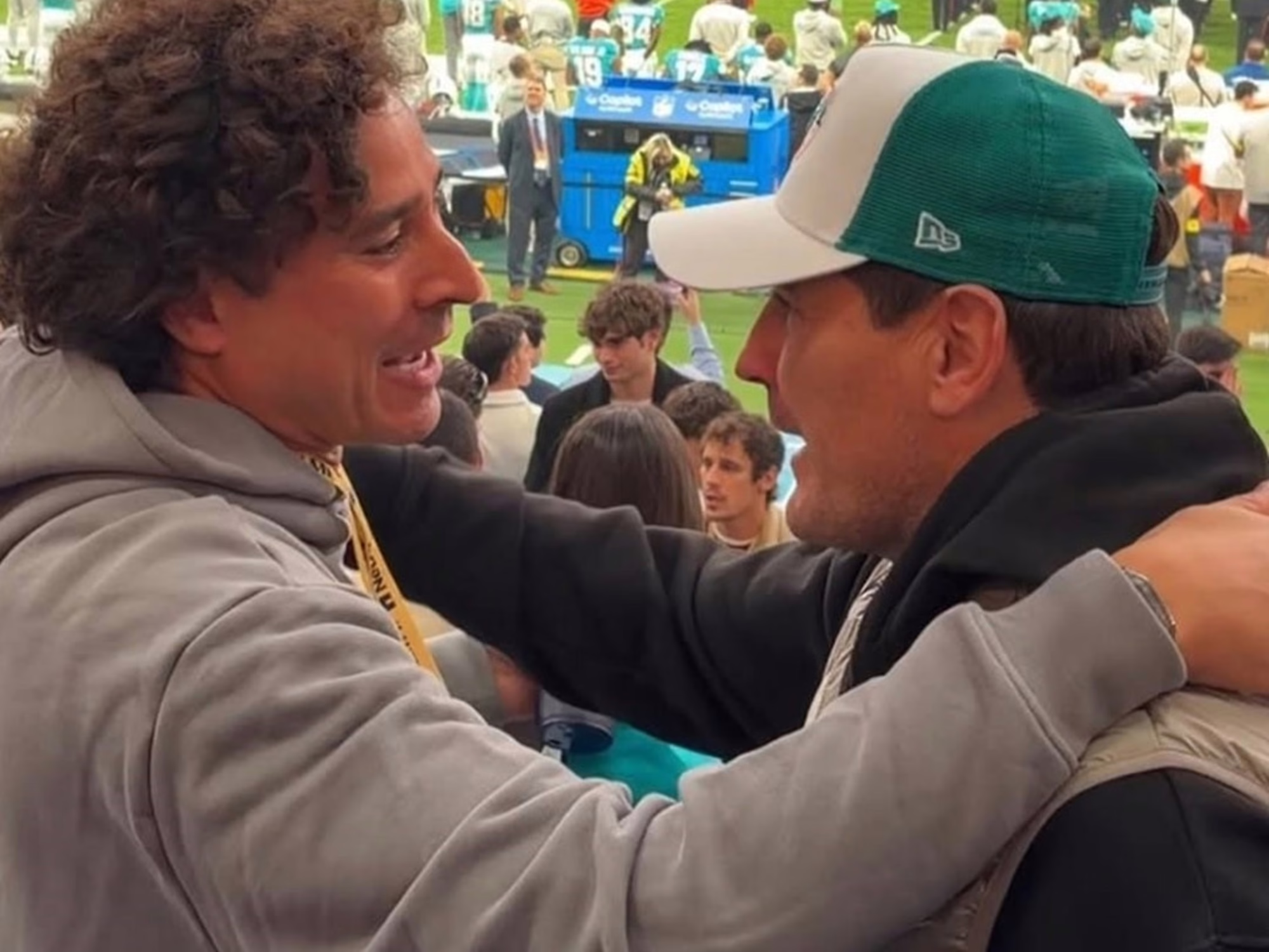 Memo Ochoa y Iker Casillas se encuentran en un partido de la NFL en Madrid :: Olé USA