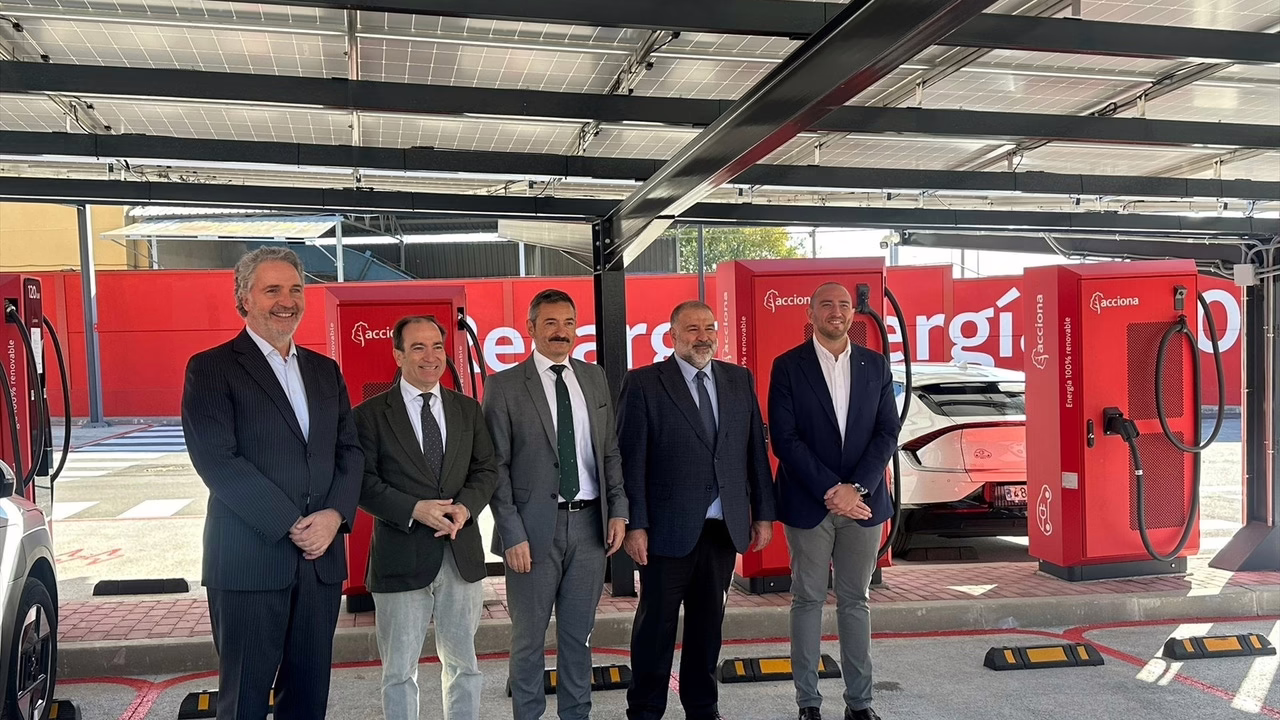 Madrid abre en Vicálvaro la electrolinera pública más grande de la ciudad, con 32 estaciones de carga rápida.