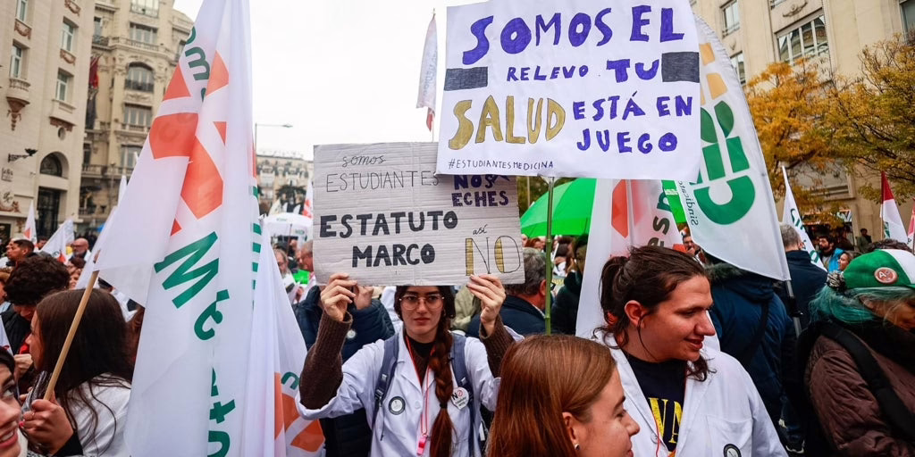 Médicos de toda España reclaman la renuncia de Mónica García bajo la lluvia.