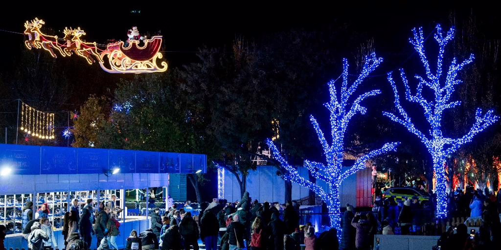 parque de atracciones con una espectacular exhibición de luces LED