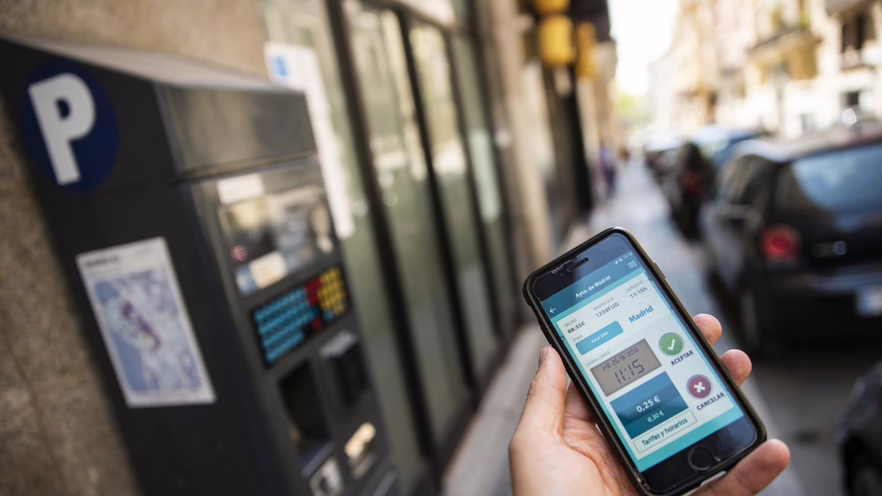 El Ayuntamiento de Madrid pondrá en funcionamiento los parquímetros en este barrio a partir de mañana lunes.
