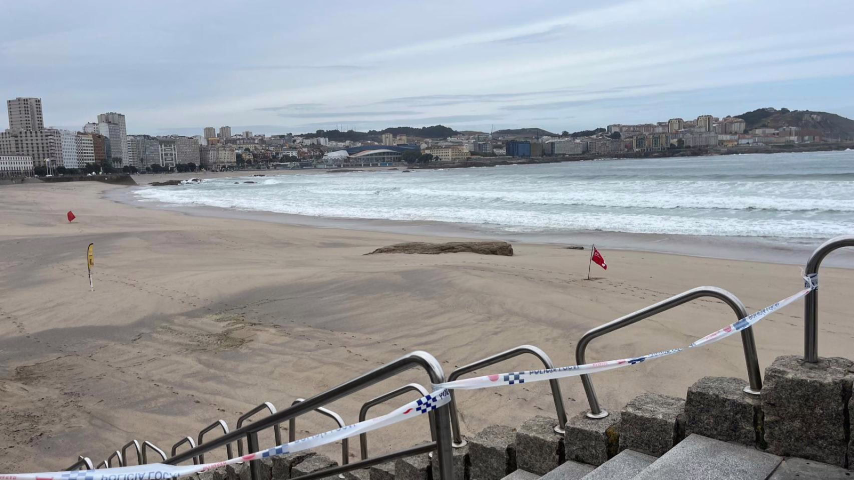 Una joven es salvada en plena noche en la playa del Orzán, en A Coruña.