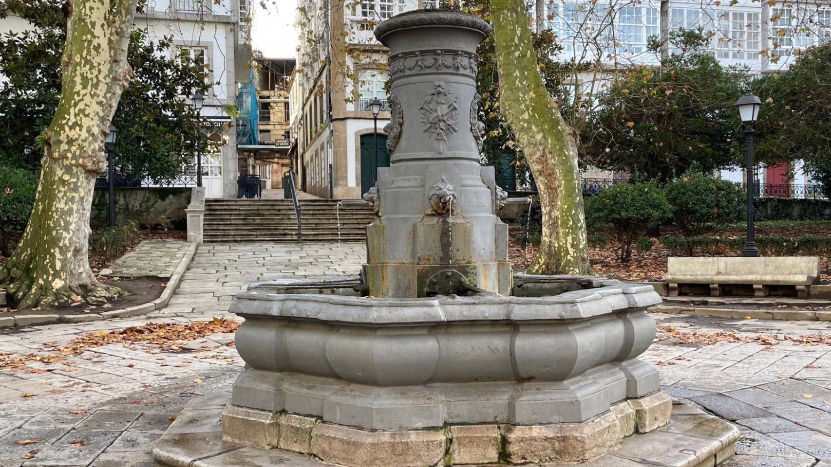 El joven lesionado en A Coruña tras caer de la estatua en la plaza de Azcárraga continúa en estado crítico en la UCI.