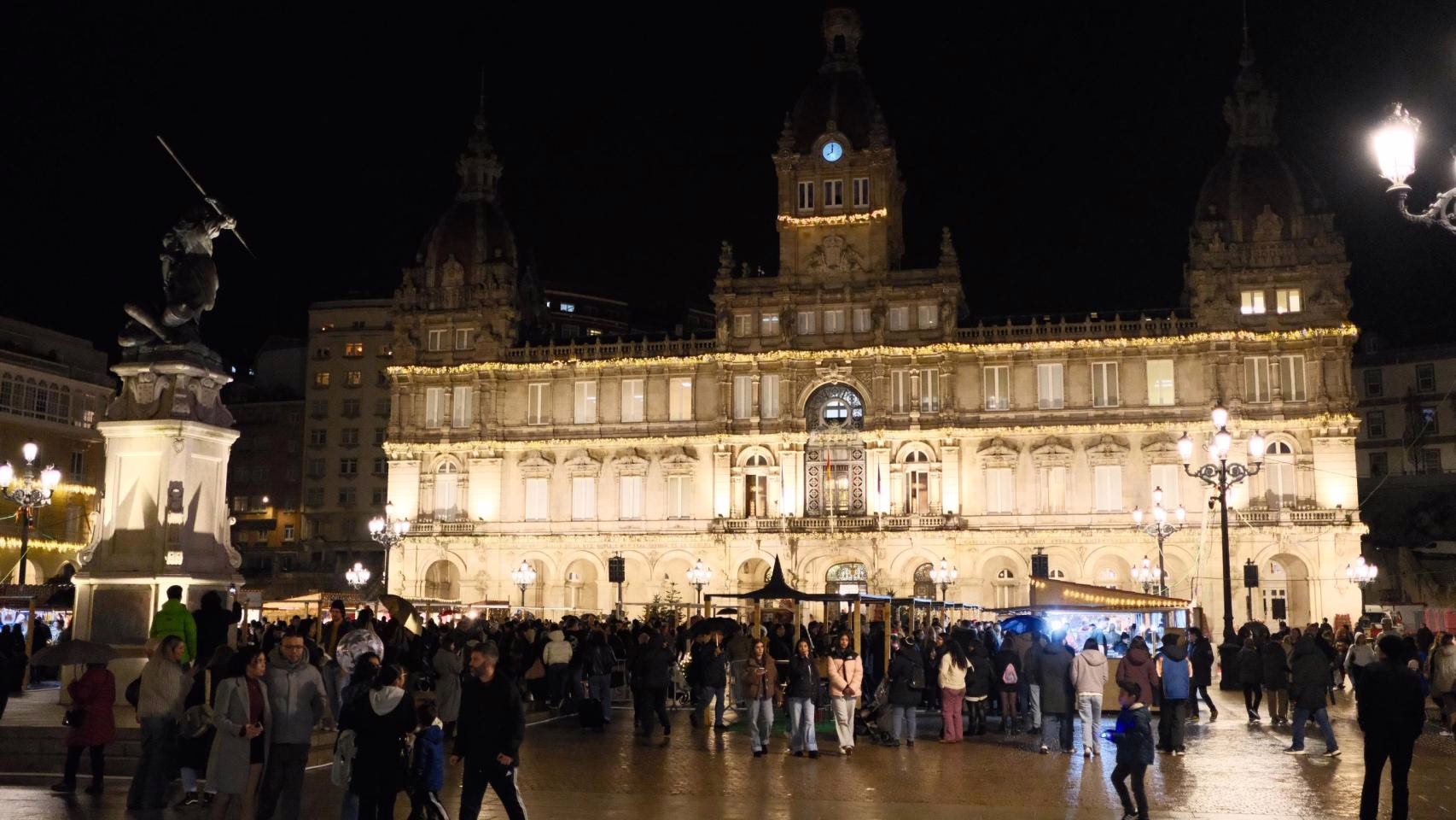 La alerta amarilla en A Coruña obliga a clausurar el mercado navideño apenas unos días después de su inauguración.