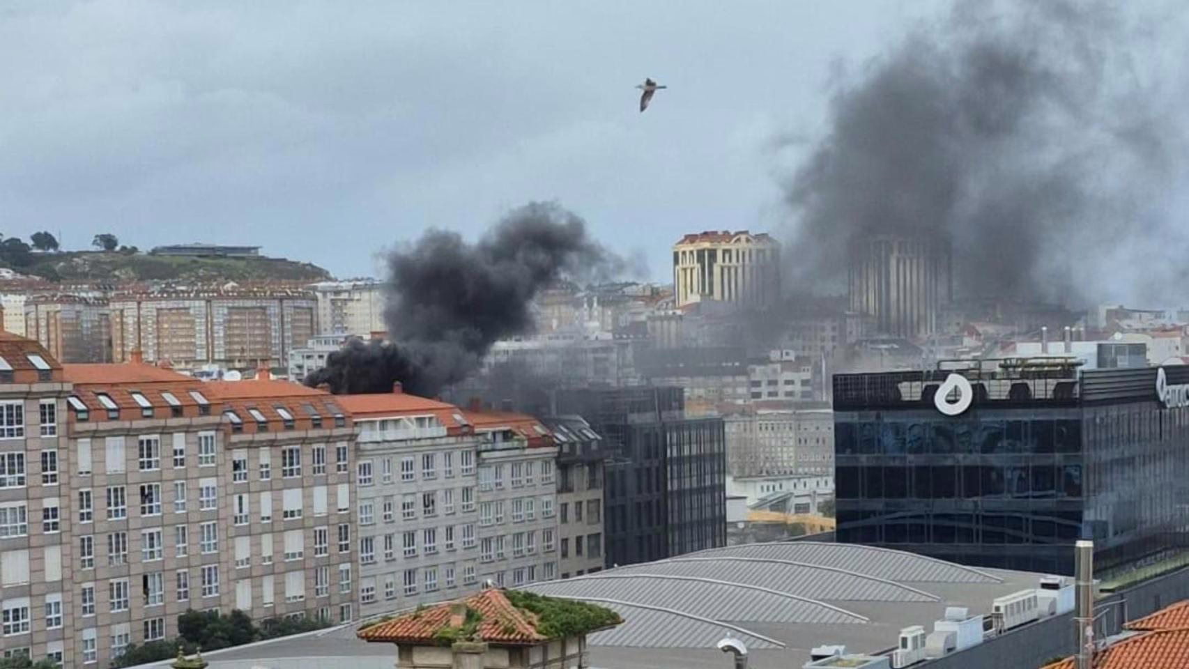 Investigan un caso de homicidio entre compañeros de vivienda en A Coruña que resultó en un incendio.