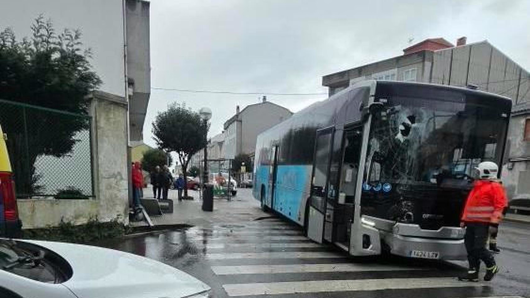 Un busero se desmaya mientras trabaja en Meicende, Arteixo (A Coruña), y choca.