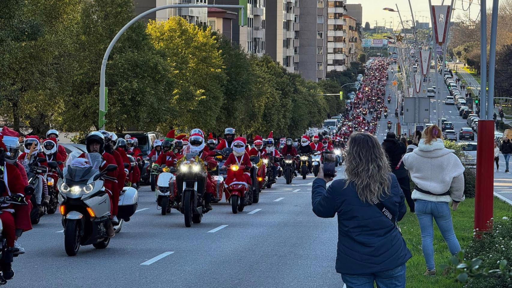 Vigo se colma de motocicletas y espíritu solidario en la Papanoelada Motera.