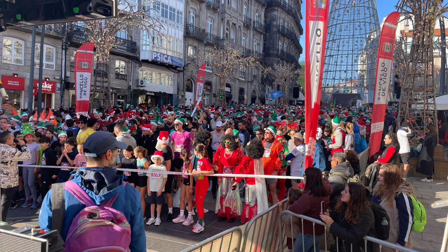 Minions, danzas populares, 'caballos' y 'perros corredores' se unieron a la San Silvestre de Vigo.
