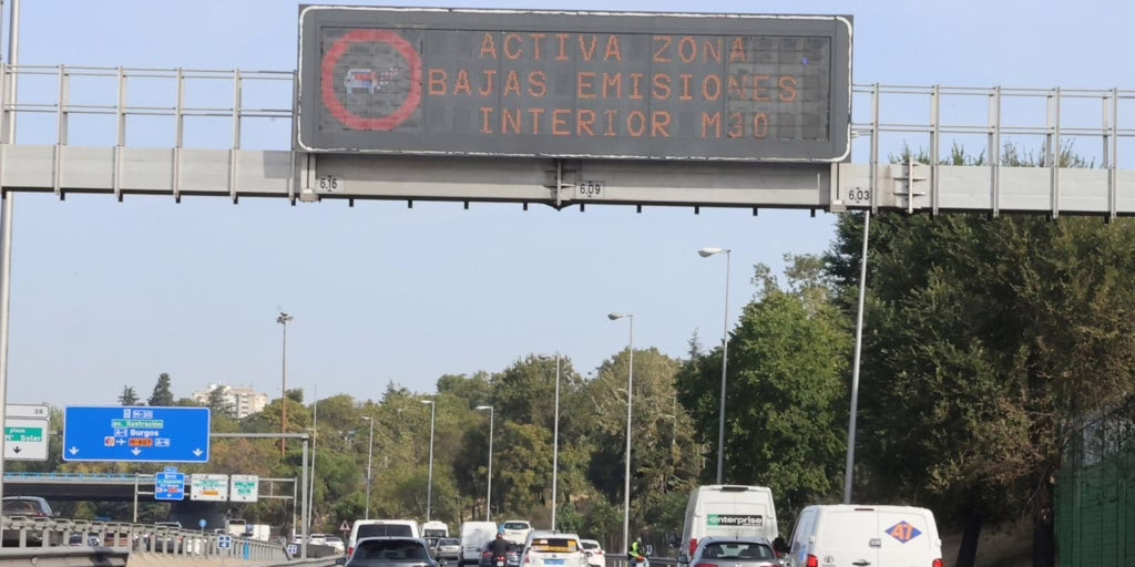 Almeida concede una prórroga para la circulación de vehículos sin etiqueta registrados en Madrid hasta 2027.