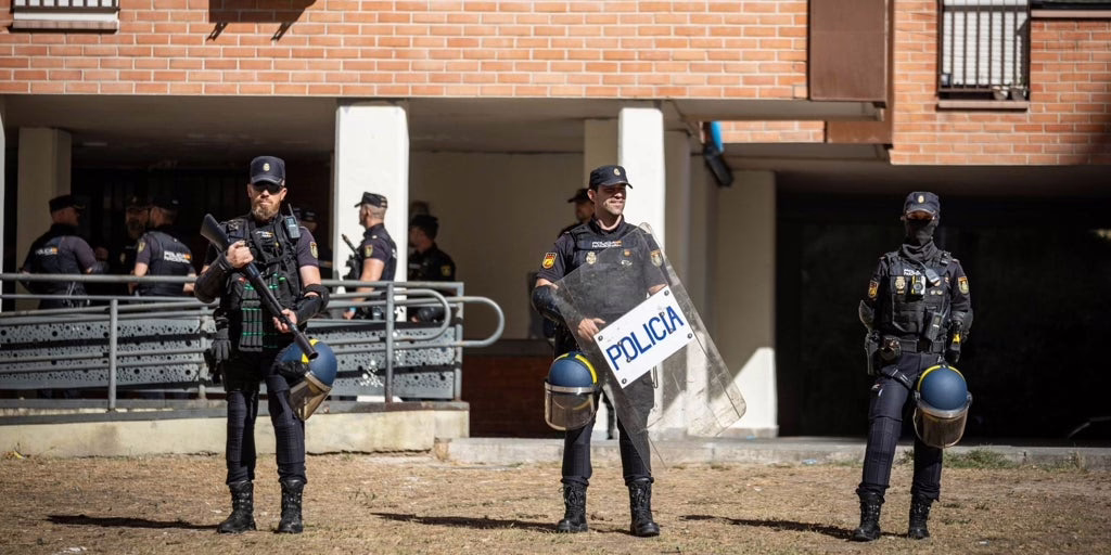 La Policía desmantela 10 puntos de venta de drogas al mes, siendo Puente de Vallecas el más destacado.