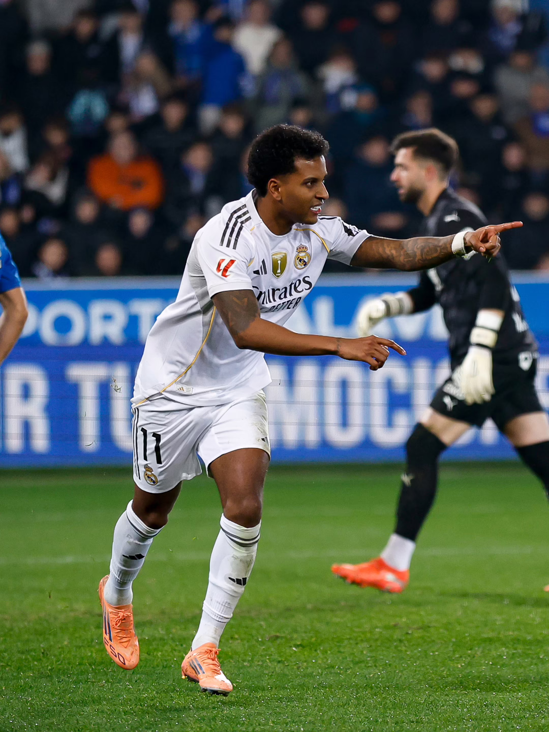 El Real Madrid venció al Alavés 2-1 gracias a los tantos de Mbappé y Rodrygo, poniendo fin a una racha de dos derrotas consecutivas.