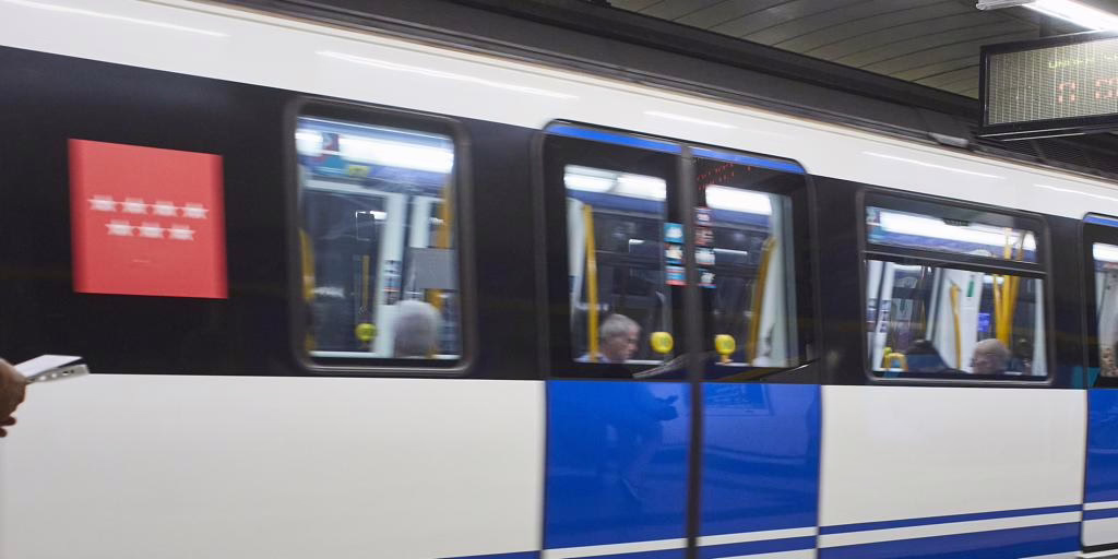 Arrestado por golpear y empujar al suelo a una mujer mayor en el Metro de Madrid.
