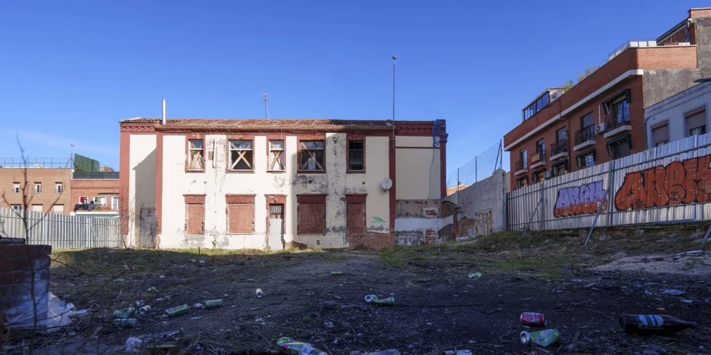 Ocupa asedia un antiguo colegio de estilo neomudéjar en Puente de Vallecas.