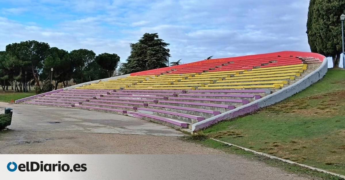 La enorme bandera republicana del parque de Aluche regresa con más ímpetu tras ser removida por el Ayuntamiento.