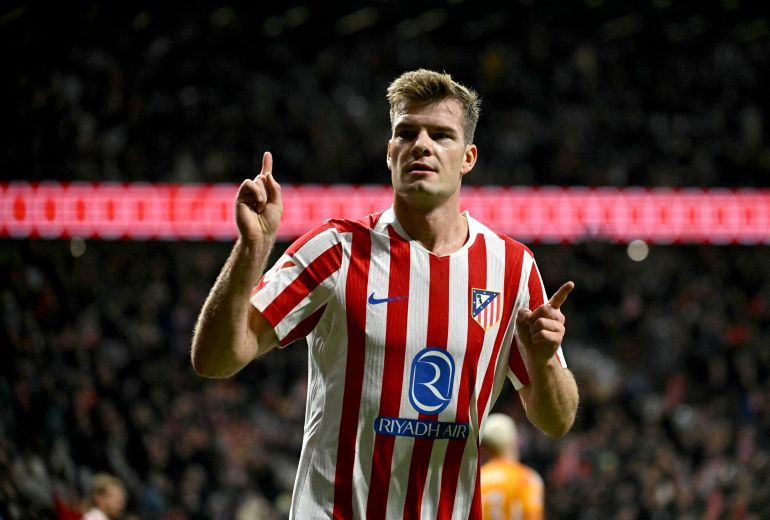 El delantero noruego #09 del Atlético de Madrid, Alexander Sorloth, celebra marcar el segundo gol de su equipo durante el partido de fútbol de la Liga española entre el Club Atlético de Madrid y el Real Oviedo en el Estadio Metropolitano de Madrid el 29 de noviembre de 2025. (Foto de Javier SORIANO / AFP)