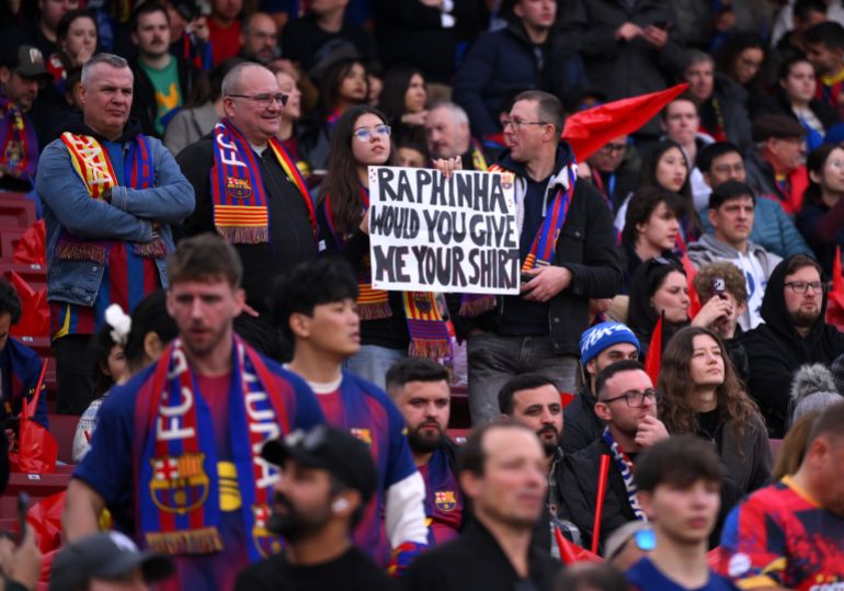 BARCELONA, ESPAÑA - 29 DE NOVIEMBRE: Los aficionados del FC Barcelona muestran su apoyo antes del partido de LaLiga EA Sports entre el FC Barcelona y el Deportivo Alavés en el Spotify Camp Nou el 29 de noviembre de 2025 en Barcelona, España. (Foto de David Ramos/Getty Images)