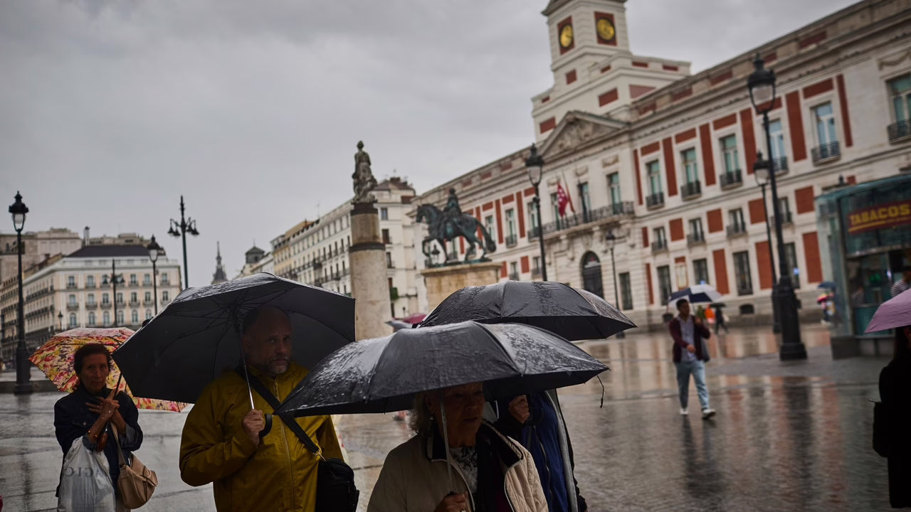 Diciembre llega a Madrid con un descenso de temperatura mientras se anticipan lluvias.