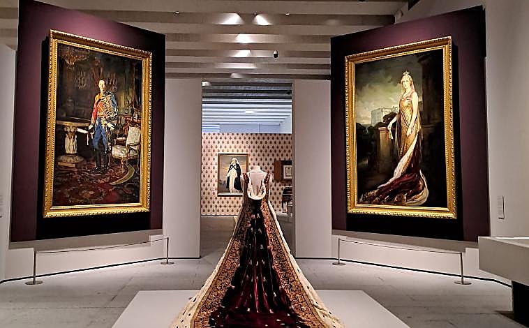 Imagen principal - Salas de la exposición 'Victoria Eugenia' en la Galería de las Colecciones Reales