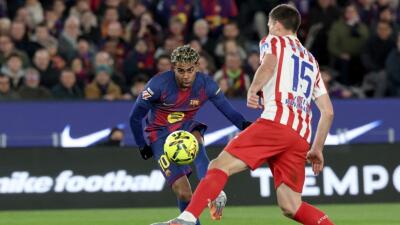 Acción de juego entre Barcelona y Atlético de Madrid por la Liga de España. Acción de juego entre Barcelona y Atlético de Madrid por la Liga de España.