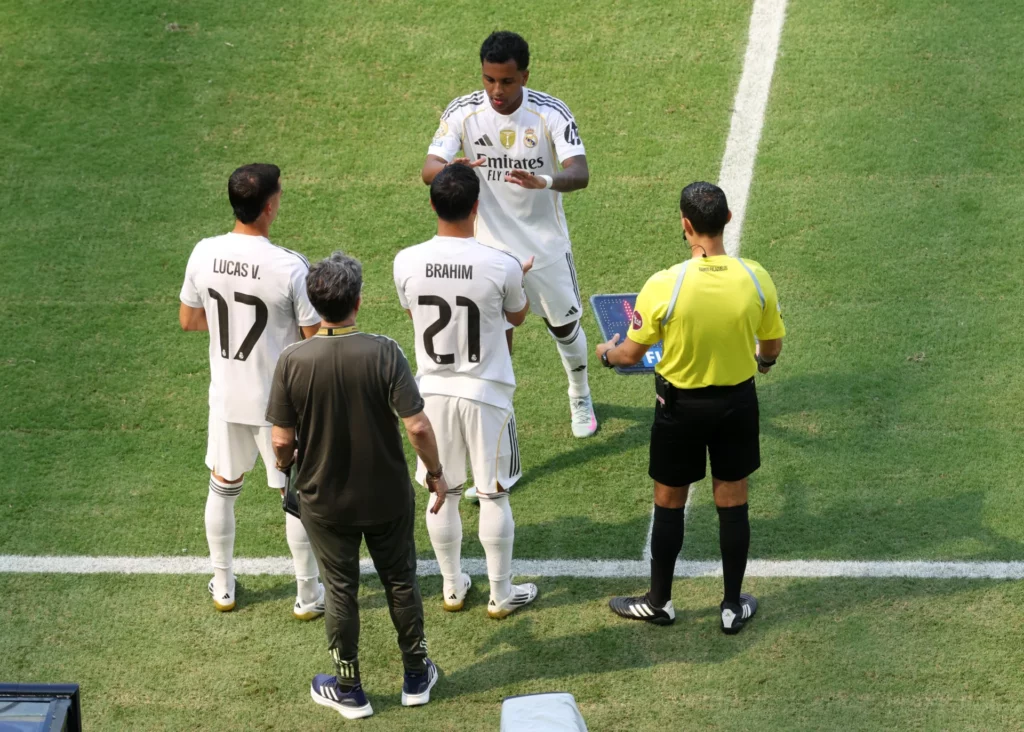 Rodrygo Goes es sustituido por Brahim Díaz con el Real Madrid durante el Mundial de Clubes 2025.