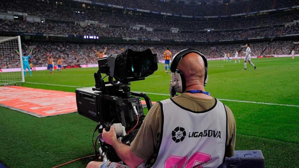 Un cámara de televisión durante un partido de LaLiga