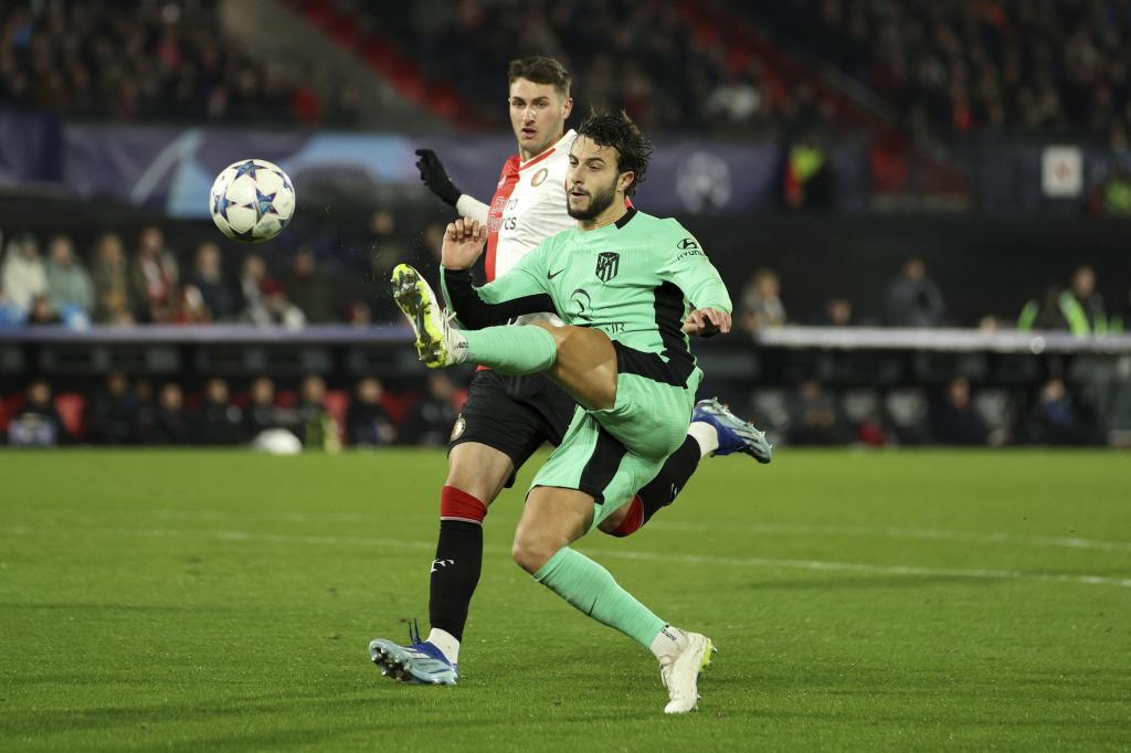 Hermoso rematando para anotar un gol ante el Feyenoord.